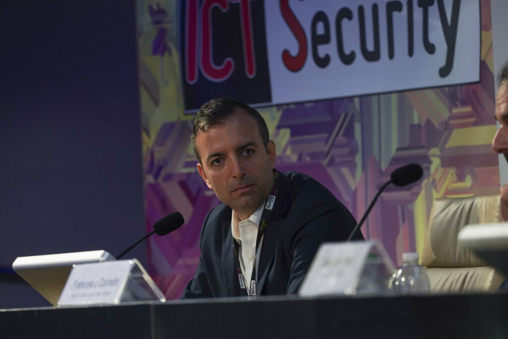 Foto dell'intervento al Forum ICT Security 2023 di Giampiero Bonfiglio, CISO di L'Oréal Italia e Grecia che parla di ybersecurity proattiva: convergenza OT-IT crea nuove minacce, strategie di difesa evolute con AI e machine learning, leadership cruciale per cyber resilience aziendale