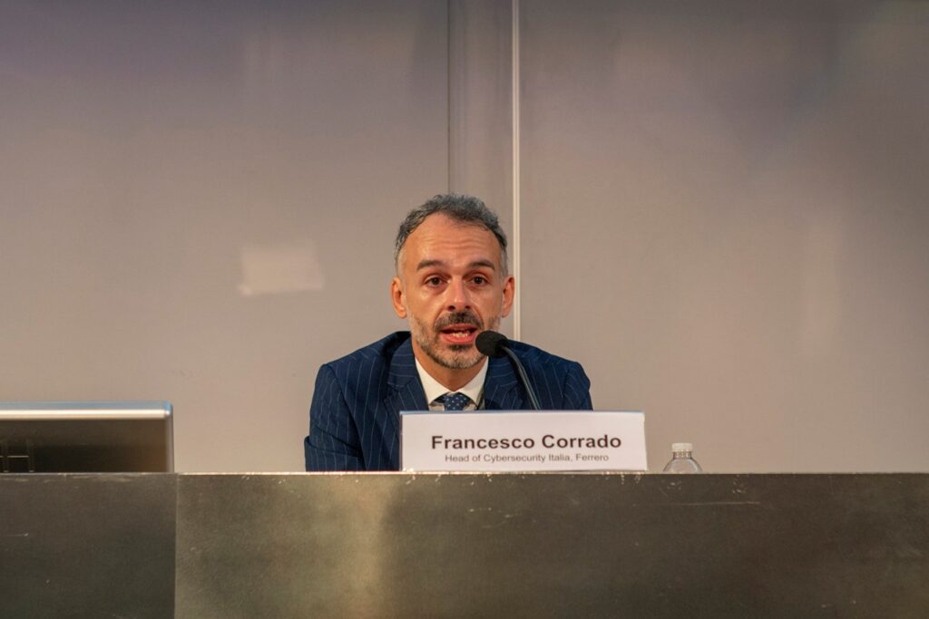Foto di Francesco Corrado, Head of Cybersecurity per l'Italia di Ferrero al Forum ICT Security 2023 che parla di Rivoluzione cybersecurity aziendale: cultura proattiva, gestione supply chain, sfide sistemi legacy, governance tecnologica e incident response robusto