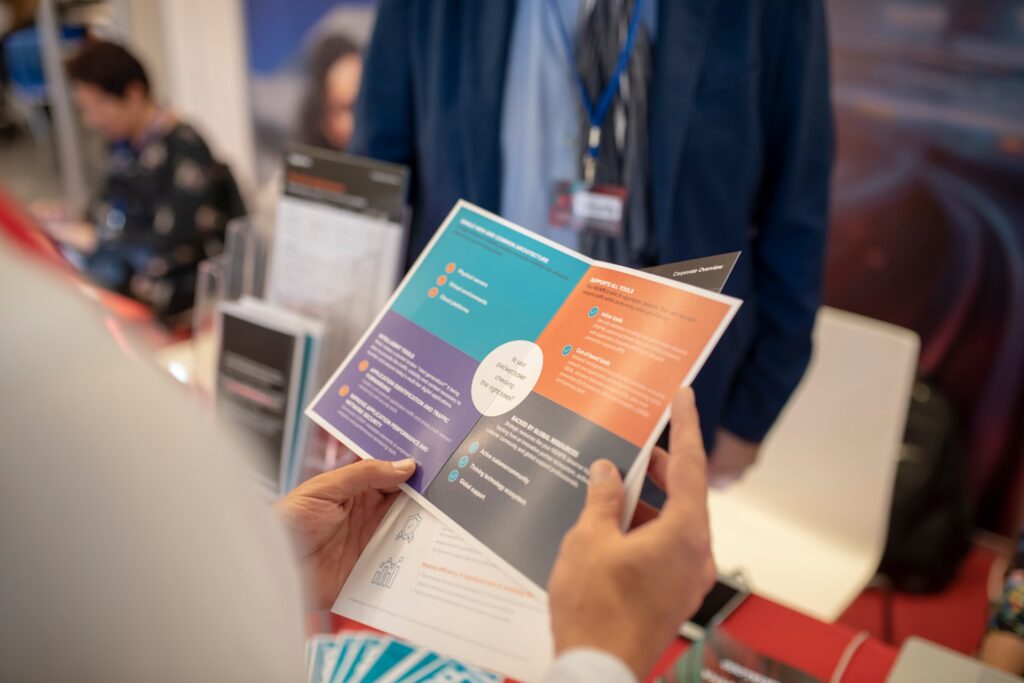 Forum ICT Security, miglior evento di cyber security e sicurezza informatica: un gruppo di esperti e professionisti IT partecipano a una conferenza in una sala moderna, con schermi che mostrano soluzioni e tecnologie di sicurezza informatica all'avanguardia. Sullo sfondo, espositori presentano le ultime innovazioni per la protezione dei dati aziendali.