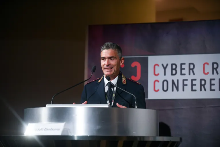 Gianpaolo Zambonini (Ministero dell'Interno) alla Cyber Crime Conference 2026: attacchi alle infrastrutture critiche italiane, governance integrata e sfide aperte.