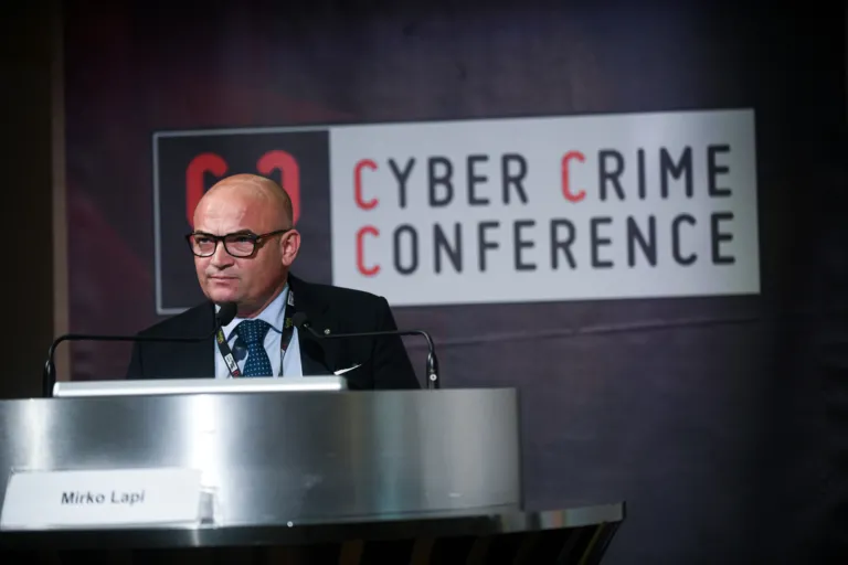 OSINT e AI: pattern recognition o fabbrica di false evidenze?