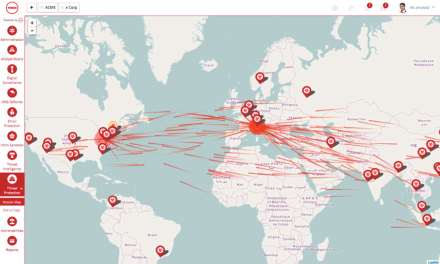 Mappa globale di un Cyber Security Defence Center che mostra connessioni di rete e vettori di attacco tra continenti, con una concentrazione di attività in Europa e linee rosse che indicano minacce informatiche provenienti da varie località in tutto il mondo.