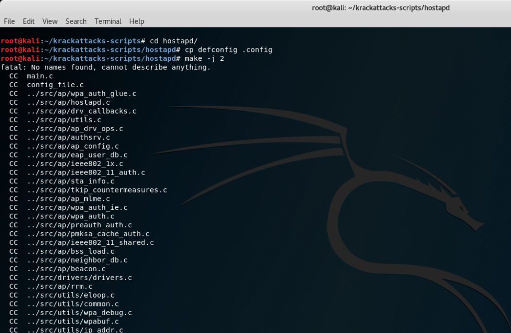 L'immagine mostra un terminale di Kali Linux in cui l'utente sta lavorando nella directory ~/krackattacks-scripts/hostapd. Durante la compilazione, c'è un avviso che dice: "fatal: No names found, cannot describe anything." Tuttavia, la compilazione dei file sorgente prosegue, e i file elencati vengono compilati correttamente.
