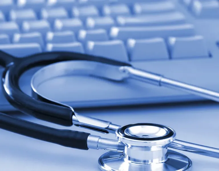 "Infografica sulla gestione del cambiamento software in ambito sanitario: rischi per la sicurezza informatica e privacy, impatto sulla salute, protezione dei dati sensibili e strategie di mitigazione per le Aziende sanitarie.