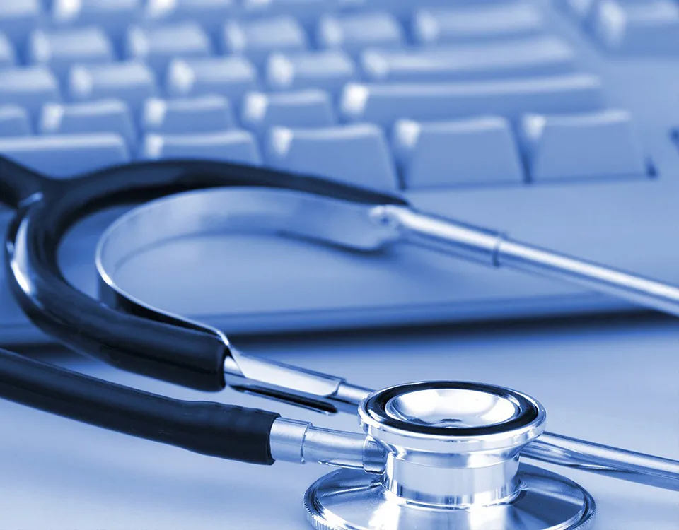 "Infografica sulla gestione del cambiamento software in ambito sanitario: rischi per la sicurezza informatica e privacy, impatto sulla salute, protezione dei dati sensibili e strategie di mitigazione per le Aziende sanitarie.