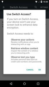 L'immagine mostra una schermata di un'app Android relativa all'attivazione della funzione "Switch Access". Il testo spiega che questa funzione permette di controllare il dispositivo tramite interruttori esterni invece del touchscreen, per migliorare l'accessibilità. Richiede varie autorizzazioni per osservare le azioni dell'utente e il testo digitato.