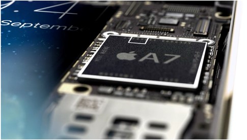 L'immagine mostra un primo piano di un chip processore Apple A7. Questo è un chip system-on-a-chip (SoC) progettato da Apple Inc. Il chip è visibile su quella che sembra essere la scheda madre di un dispositivo Apple, probabilmente un iPhone o un iPad.