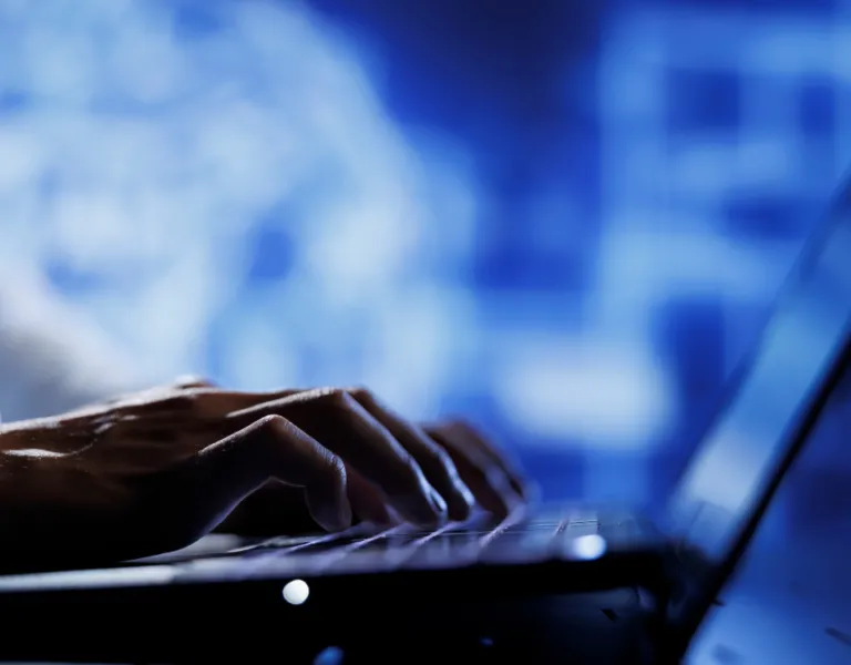 ciclo PDCA applicato alla governance della sicurezza informatica, mostrando le fasi di pianificazione, implementazione, verifica e miglioramento continuo.