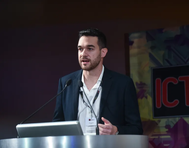 Andrea Pavan durante il suo intervento al Forum ICT Security 2025 mentre illustra i rischi e le implicazioni dell’ AI